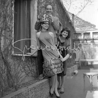 Arnaldo Pomodoro con una indossatrice. Sfilata dei modelli disegnati dagli artisti per l'Atelier di Bruna Bini e Giuseppe Telese. Milano, marzo 1961